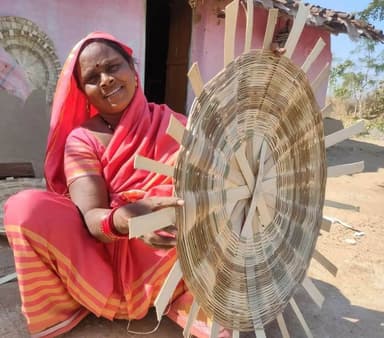भूमिहीन मजदूरी से आत्मनिर्भरता तक का प्रेरणादायक सफर ।
ग्राम कुरूद की श्यामा बाई कंडरा ने अपनी पारंपरिक बांस शिल्प कला ...