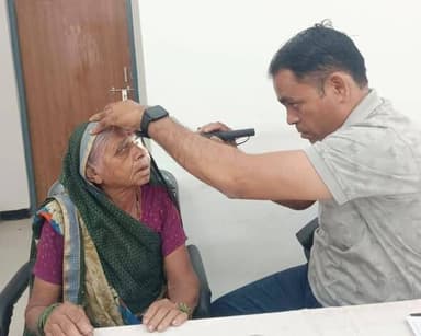 मोतियाबिंद के 27 मरीजों को निःशुल्क सर्जरी के लिए इंदौर भेजा
---
राष्ट्रीय अंधत्व निवारण कार्यक्रम के तहत स्वास्थ्य विभा...