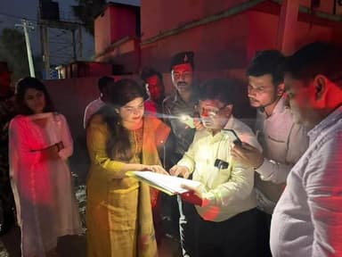 डीएम अभिलाषा शर्मा ने मदनपुर प्रखण्ड में डिग्री कॉलेज निर्माण के लिए स्थल का निरीक्षण किया
औरंगाबाद के डीएम अभिलाषा शर्...