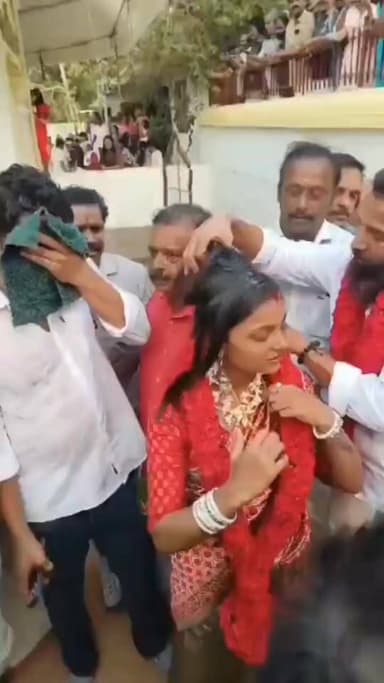 कुंभ मेले की वायरल वीडियो से मशहूर हुई मोनालिसा भोसले ने तिरुवनंतपुरम के एक मंदिर में अपने बॉयफ्रेंड फरमान खान से शादी क...