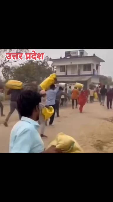 उत्तर प्रदेश के बस्ती में LPG सिलेंडर के लिए भयंकर मारामारी मची है। क्या बच्चे, क्या बूढ़े, क्या जवान और क्या महिलाएं। द...