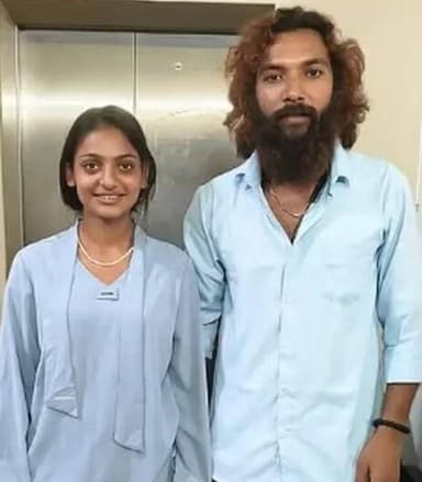 #watch:वायरल गर्ल मोनालिसा ने अपने बॉयफ्रेंड फरमान खान से की शादी
{कमेंट बॉक्स में पढ़ें पूरी खबर}