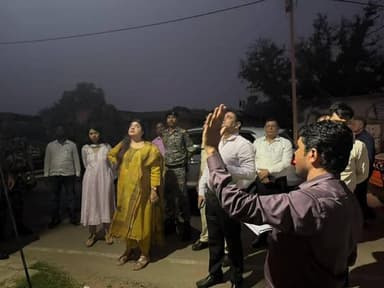 रात के अंधेरे में स्ट्रीट लाइट की स्थिति देखने मदनपुर प्रखंड के पिरवाँ पहुंच गईं औरंगाबाद की डीएम अभिलाषा शर्मा
दिनांक ...