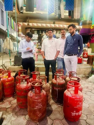 तहसीलदार रतलाम ग्रामीण श्री आशीष उपाध्याय ने बताया कि कलेक्टर श्रीमती मिशा सिंह के निर्देशानुसार उपभोक्ताओं को आसानी से ...