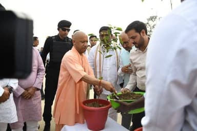 उत्तर प्रदेश के मुख्यमंत्री Yogi Adityanath ने बलरामपुर में निर्माणाधीन मां पाटेश्वरी राज्य विश्वविद्यालय का निरीक्षण कि...