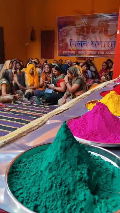 कोंच में राठौर समाज की महिलाओं का होली मिलन समारोह, फूल-गुलाल के साथ मनाया उत्सव