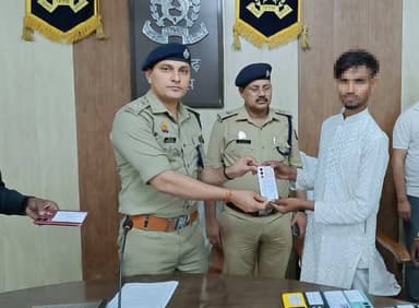 🚨 ब्रेकिंग न्यूज़
📱 प्रतापगढ़ पुलिस ने बरामद किए 93 गुम मोबाइल, स्वामियों को लौटाए
📱 करीब 14 लाख रुपये कीमत के मोबाइल पु...