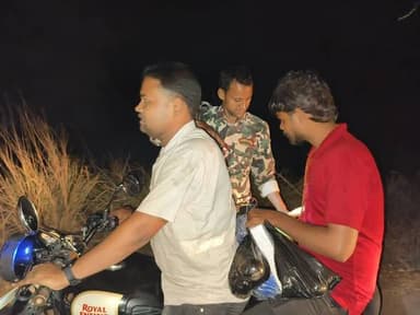 केवटी थाना द्वारा रात्रि में वाहन जांच पड़ताल अभियान।
जिले के केवटी थाना द्वारा रात्रि में वाहन जांच पड़ताल अभियान चलाई...