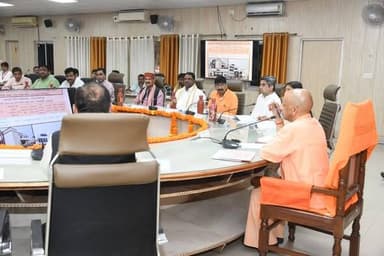 बलरामपुर में मंत्री योगी आदित्यनाथ ने दिया कानून व्यवस्था पर सख्त निर्देश।
समीक्षा बैठक में कानून व्यवस्था को लेकर मुख्...