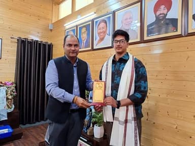 चम्पावत : युवा स्केच आर्टिस्ट हर्षित ओली को उत्कृष्ट कला के लिए जिलाधिकारी ने किया सम्मानित
चम्पावत। जनपद की युवा प्रत...