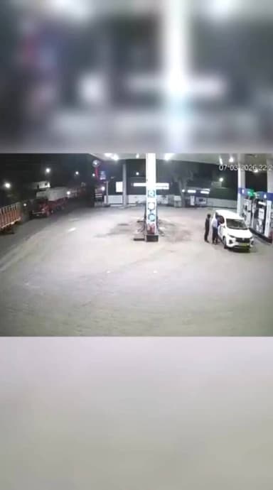 एक से एक भिखमंगे लोग हैं, लाखों की कार ले लेते हैं और फिर तेल डलवा के भाग लेते हैं
यूपी के #फिरोजाबाद की घटना है