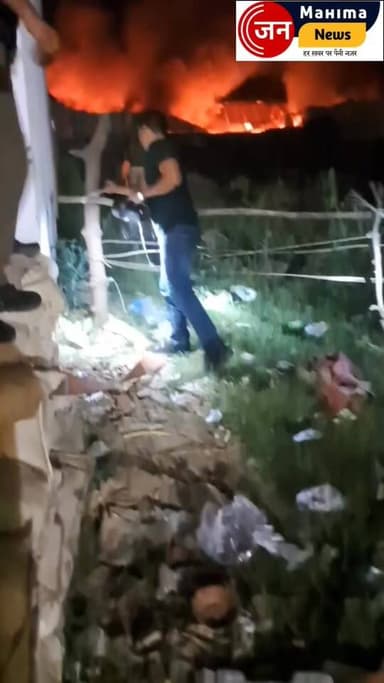 बदायूं सत्या ट्रेड्स मॉल में लगी भीषण आग
करोड़ों रुपये के नुकसान की आशंका
4 घंटे से आग बुझाने की कोशिश जारी
दमकल की कई ग...