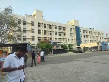 करोडो खर्चून उभं केलेलं मेडिकल कॉलेज; पण रुग्णांना सोलापूरला धाडायचं? — मनोज जाधव यांचा संतप्त सवाल
प्रतिनिधी : जुबेर श...