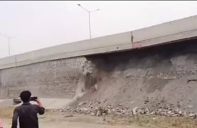 भ्रष्टाचार की भी हद होती है.....
कैसे भरभरा कर गिर गया National Highway 19 का हिस्सा......, इसका जिम्मेदार कौन....
वीडिय...