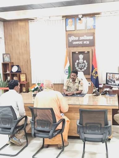 जन शिकायतों को प्राथमिकता के आधार पर निस्तारण कराए जाने के क्रम में पुलिस अधीक्षक मऊ श्री इलामारन जी द्वारा पुलिस कार्या...