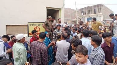 गोपालगंज में इन दिनों रसोई गैस की किल्लत से आम लोग काफी परेशान हैं। गैस सिलेंडर लेने के लिए लोगों को सुबह से ही गैस एजें...