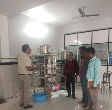 कलेक्टर डॉ. संजय कन्नौजे के निर्देश पर खाद्य एवं औषधि प्रशासन की टीम ने टेंगनापाली स्थित श्री राधे फ़ूड का निरीक्षण किया...