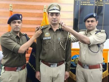 देहरा में पीपिंग सेरेमनी, दो एएसआई को लगाए नए रैंक के बैज
देहरा। पुलिस अधीक्षक कार्यालय देहरा में पदोन्नति के अवसर पर पी...