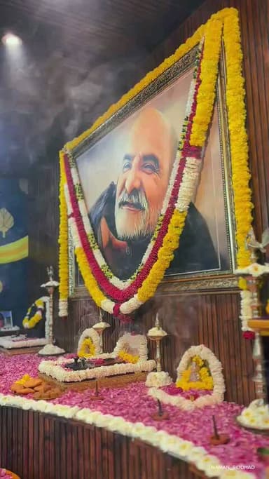 बाबा संग फूलों की होली।
#नीमकरौरीधामइंदौर
#ram #hanuman #sitaram #ramram