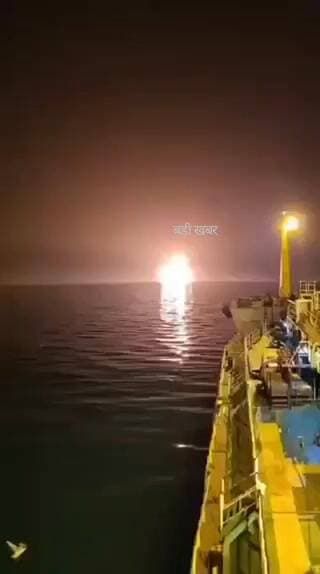 💥 बड़ी खबर💥
ट्रंप की सलाह पड़ी भारी: खाड़ी में दो तेल टैंकरों पर हमला
डोनाल्ड ट्रंप द्वारा तेल टैंकरों को स्ट्रेट ऑफ होर...