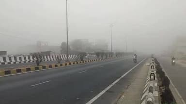 कप्तानगंज: मार्च में घने कोहरे के कारण कुशीनगर में 18 साल बाद विजिबिलिटी 30 मीटर, हाईवे पर थमी रफ्तार