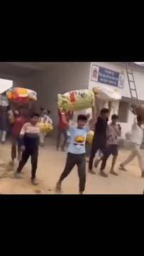 Basti: गैस सिलेंडर को लेकर मची अफरा तफरी,सिर पर खाली सिलेंडर रख कर दौड़ी भीड़, देखिए वायरल वीडियो
#Basti #viralvideo #up...