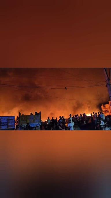 दिल्ली उत्तर नगर रामा पार्क में लगी .
उत्तम नगर की झुग्गियों में रात लगभग 11 बजे भीषण आग लग गई, जिसमें करीब 150 झुग्गिय...