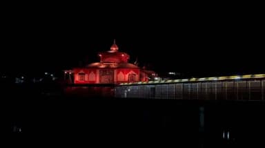 #चारधाम यात्रा से पूर्व धारी देवी मंदिर परिसर में आधुनिक वॉल वॉशर लाइटिंग व्यवस्था स्थापित,जिलाधिकारी के निर्देशन में रं...