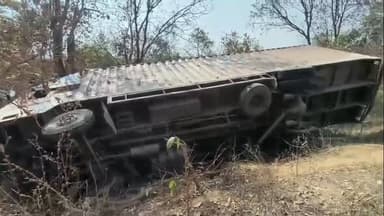 महदनीय मोड़ पर फ्रिज लदा कंटेनर अनियंत्रित होकर पलटा, बाल-बाल बचे चालक