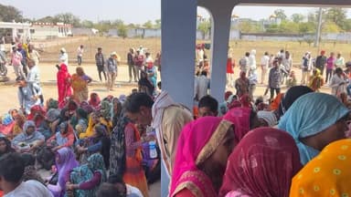 मांगों पर अड़े विस्थापित परिवार 24 घंटे से धरना