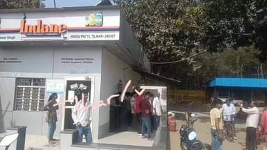 #शाहजहांपुर जनपद के #तिलहर नगर क्षेत्र स्थित #तिलहर_गैस_एजेंसी पर इन दिनों महिला और पुरुष #उपभोक्ता लाइन लगाने को #मजबूर...