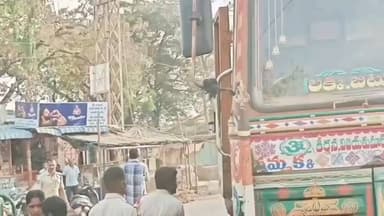 ములుగు: ములుగులో నడి రోడ్డుపై లారీ నిలిపి డ్రైవర్ హల్చల్