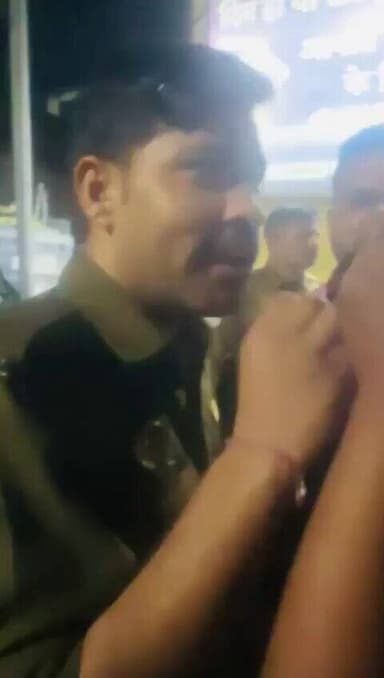 लखनऊ का वीडियो देखिए…
एक महिला अधिवक्ता खुद पुलिसकर्मी की वर्दी पकड़ रही है, बहस कर रही है और फिर महिला होने का फायदा उ...