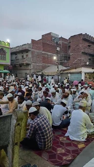 बैडमिंटन स्वास्थ्य क्लब के तत्वाधान में 22 वा रोजा इफ्तार पार्टी का आयोजन मोहल्ला रसूलपुर बाग में किया गया है