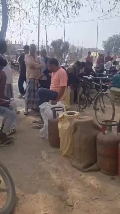 गैस सिलेंडर लेने के लिए लगे लोगों की लंबी लाइन