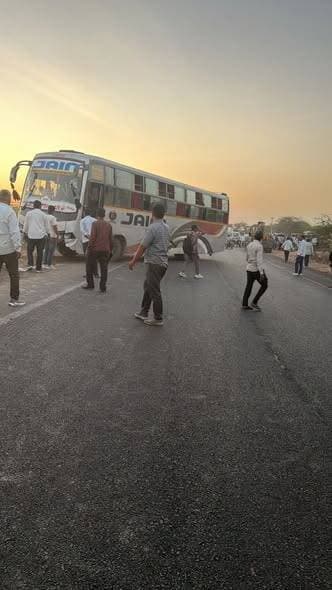 NH 125 बालेसर में सवारियों से भरी निजी बस ने बाईक सवार को मारी टक्कर,दो घायल, उसके बाद बस सड़क से नीचे उतर कर गड्डे में ...