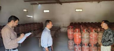 कलेक्टर श्री हिमांशु चंद्रा के निर्देशन में अपर कलेक्टर श्री बी.एस.कलेश एवं एसडीएम नीमच, जावद, मनासा तथा तहसीलदारों ने...