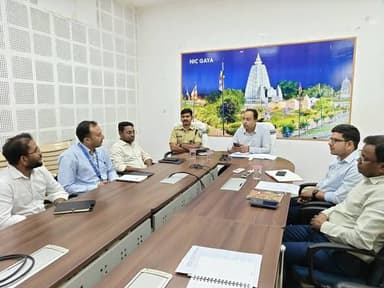 गया, 12 मार्च 2026, जिला पदाधिकारी गया श्री शशांक शुभंकर की अध्यक्षता में समाहरणालय सभाकक्ष में डोमेस्टिक एलपीजी गैस आम ...