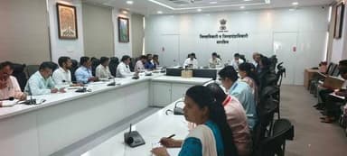 धाराशिवमध्ये मतदार याद्यांच्या विशेष सखोल पुनरिक्षणाची (SIR) तयारी; ३३ BLO विरुद्ध कारवाईचे जिल्हाधिकाऱ्यांचे आदेश
प्रत...