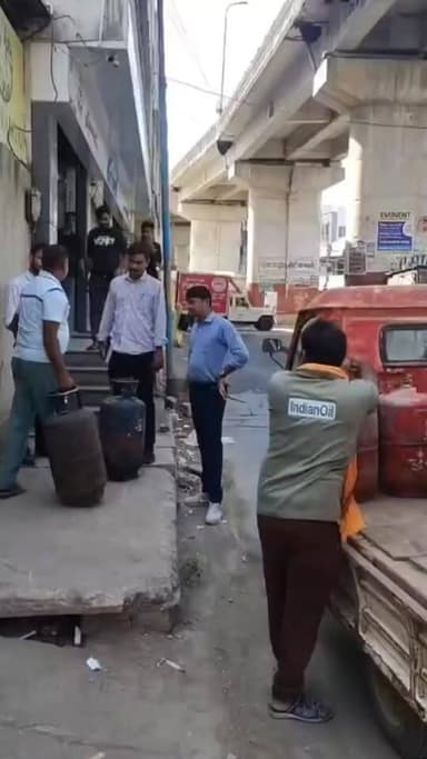 बारां में गैस की कालाबाजारी से जुड़ा मामला, विशेष पर्वतन दल ओर पुलिस ने की कार्यवाही, 5 अलग अलग स्थानों पर की कार्यवाही,...