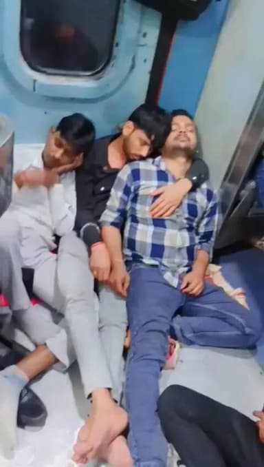 ap dekh sakte h train me logo ko baithne ki vivastha nhi h to log train pe aise hi so gye