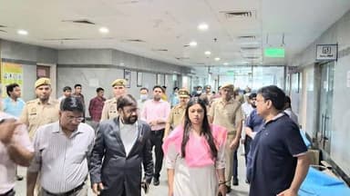 नोएडा सेक्टर-4 स्थित बिजली मीटर बनाने वाली कंपनी में आग की घटना में घायलों का जिलाधिकारी ने जिला अस्पताल सेक्टर-39 पहुँच...