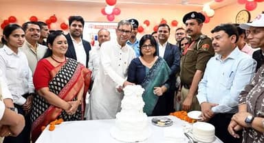 हरियाणा के राज्यपाल ने वृद्धाश्रम में बुजुर्गों के साथ मनाया जन्मदिन
बुजुर्गों को केक खिलाकर साझा की खुशी, शॉल भेंट कर ...