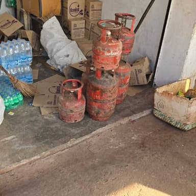 प्रतापपुर में घरेलू गैस सिलेंडर के अवैध व्यावसायिक उपयोग पर खाद्य एवं राजस्व विभाग की बड़ी कार्रवाई। 5 प्रतिष्ठानों पर द...