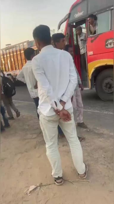 बालेसर में सवारियों से भरी निजी बस ने बाईक सवार को मा*री टक्कर,दो घा*यल, उसके बाद बस सड़क से नीचे उतर कर ग*ड्डे में जाकर...