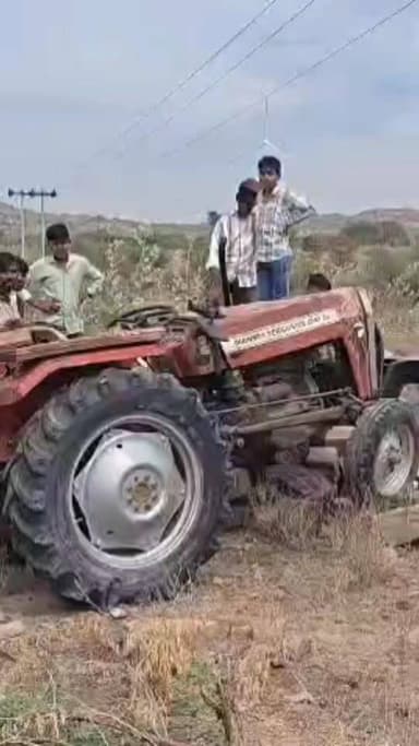 बालेसर के कुई इंदा ग्राम पंचायत में शादी समारोह में पानी के केम्पर लेकर जा रहा ट्रेक्टर – ट्रोली पलटी,चार बच्चें हुऐ घाय...