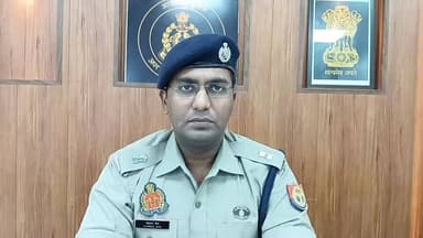 जमीनी रंजिश में हुई फायरिंग, मारपीट के मामले में सरायमीर पुलिस की कार्रवाई, एक अभियुक्त गिरफ्तार; घटना में प्रयुक्त रायफ...