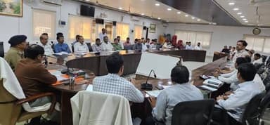 #चित्रकूट
आज दिनांक 12.03.2026 को जिलाधिकारी चित्रकूट पुलकित गर्ग की अध्यक्षता में पुलिस अधीक्षक चित्रकूट अरुण कुमार स...