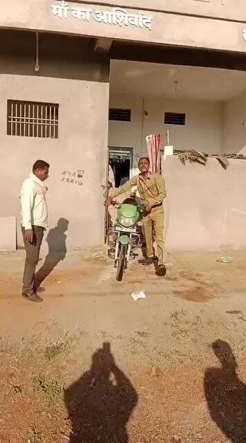 एमपी के शामगढ़ में बिजली विभाग के कर्मचारियों द्वारा बकाया बिजली बिल न जमा किए जाने पर विद्युत उपभोक्ता की जप्त की गई मो...