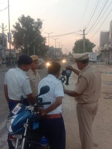 #हनुमानगढ़_पुलिस का यातायात नियमों का उल्लंघन करने वाले चालको के विरूद्ध विशेष अभियान ।
संगरिया की आवाज़।
यातायात नियमों...